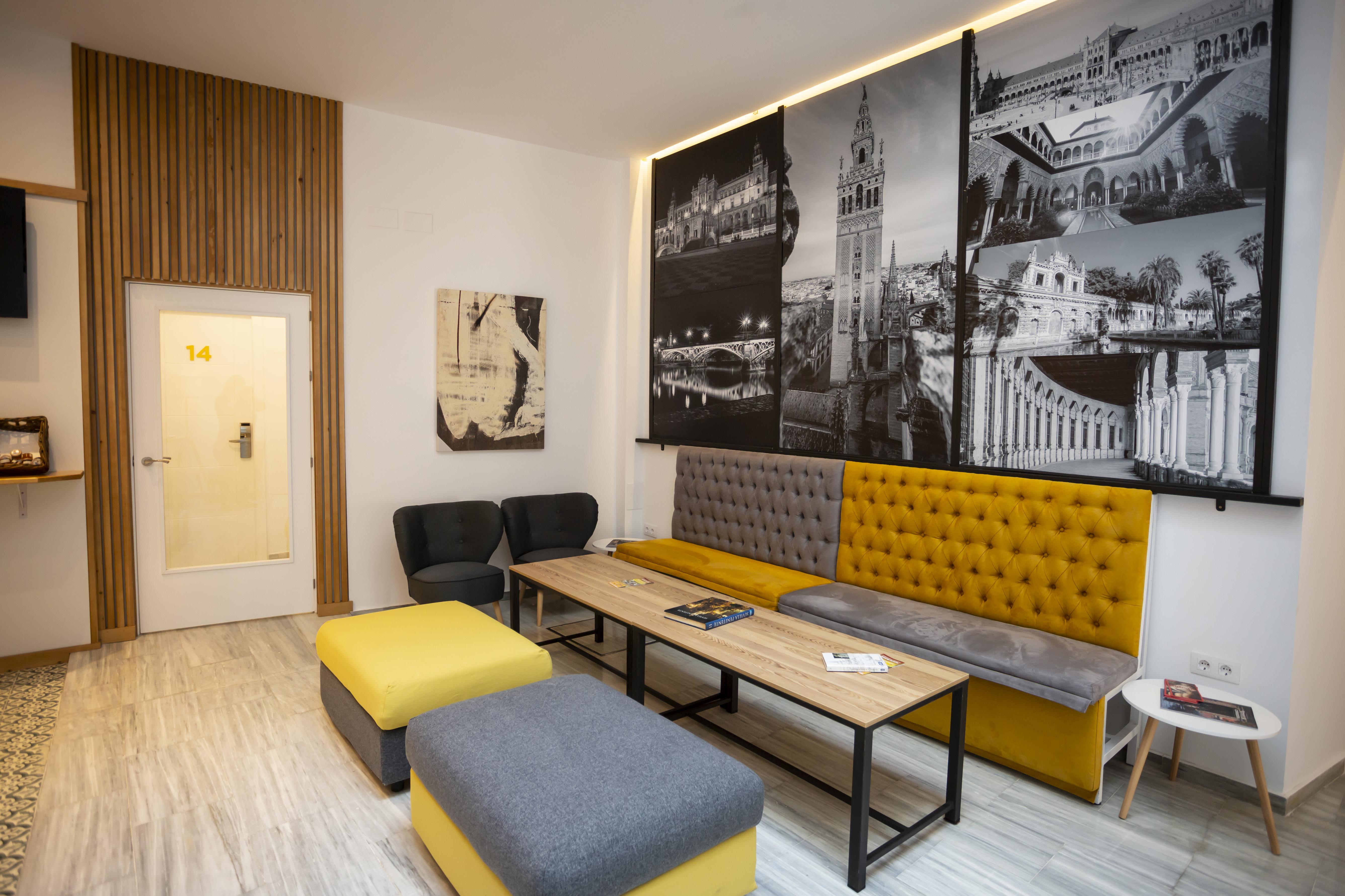 Basic Hotel Sevilla Catedral Exterior photo