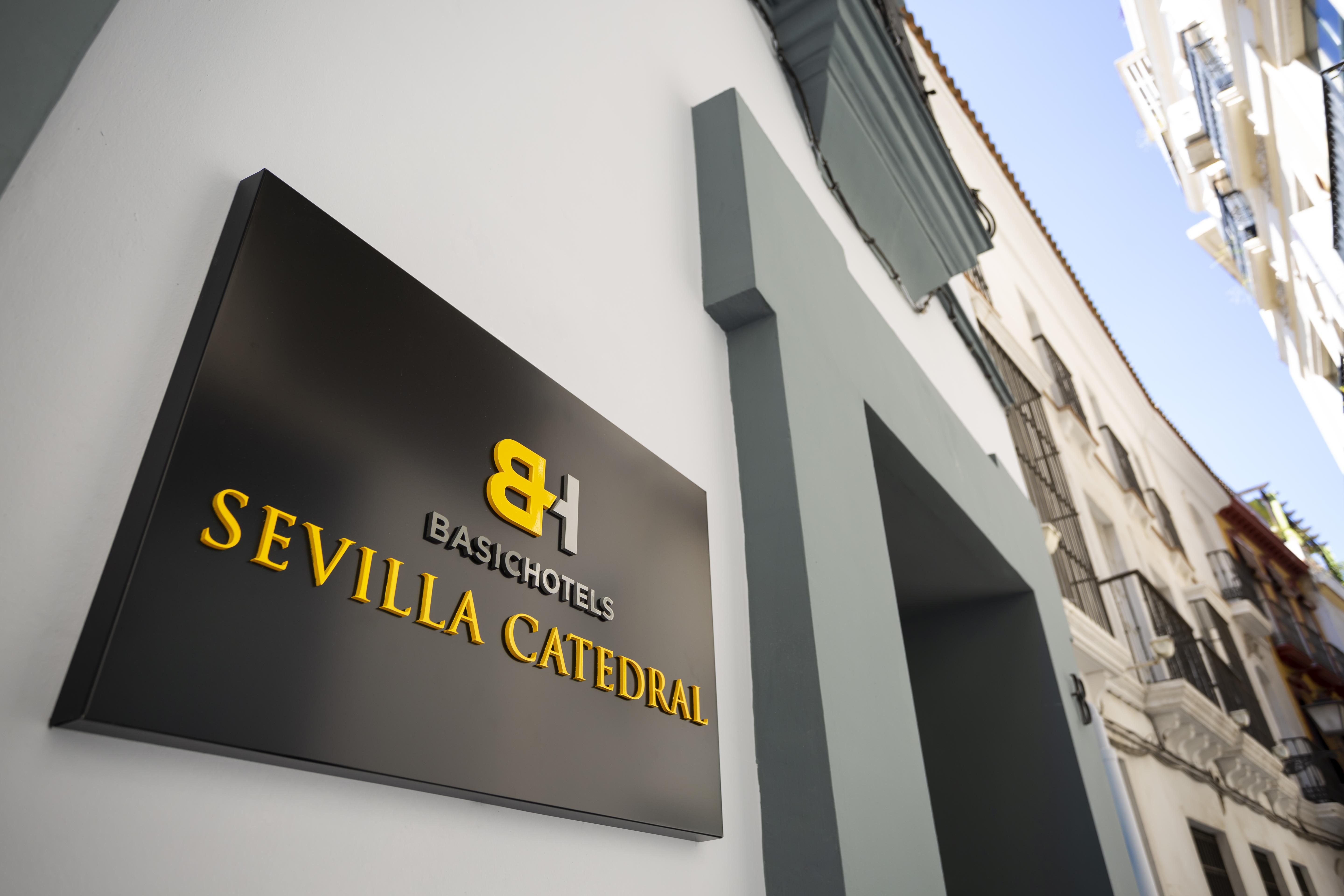 Basic Hotel Sevilla Catedral Exterior photo