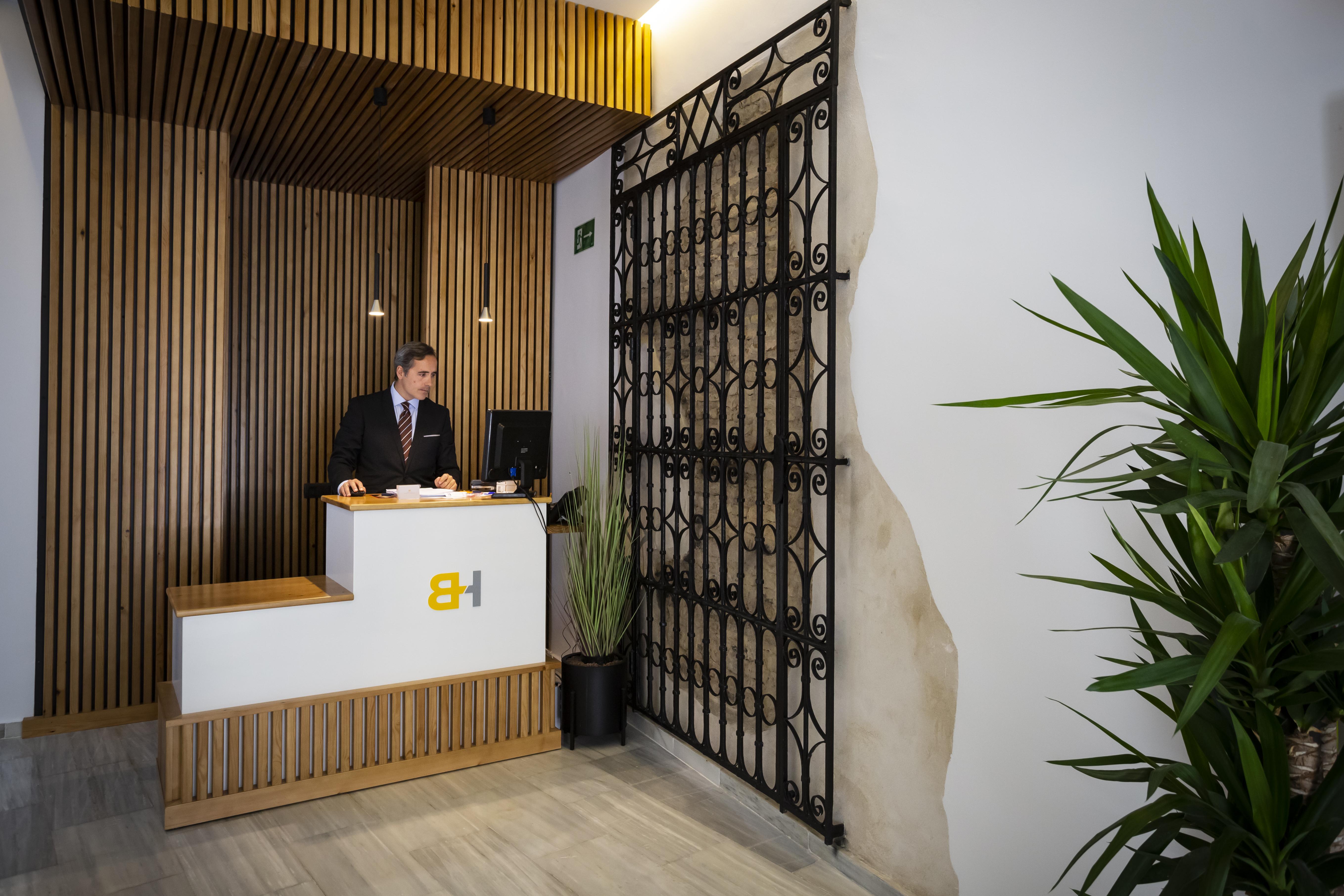 Basic Hotel Sevilla Catedral Exterior photo