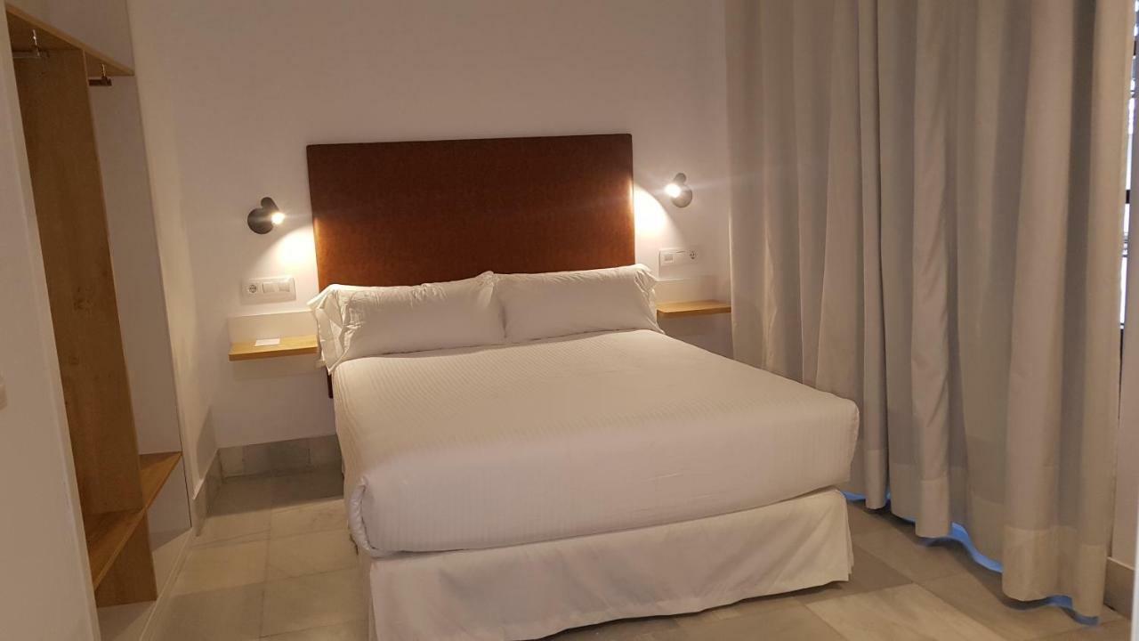 Basic Hotel Sevilla Catedral Exterior photo