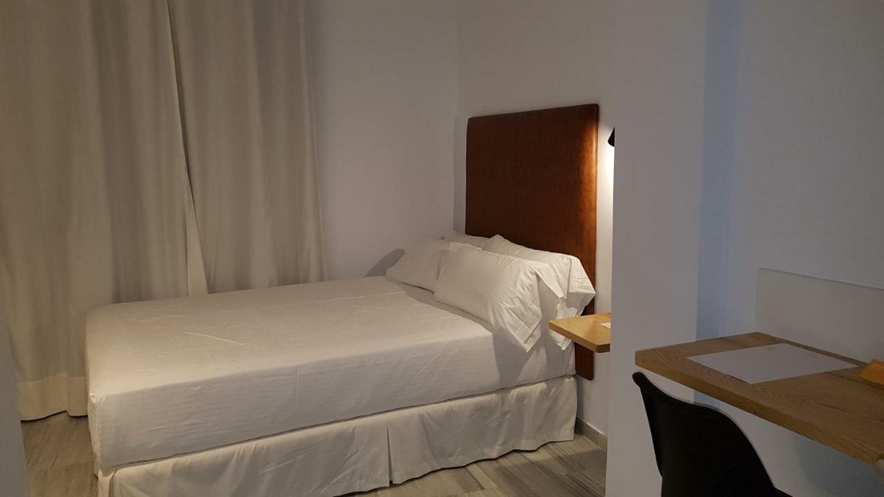 Basic Hotel Sevilla Catedral Exterior photo